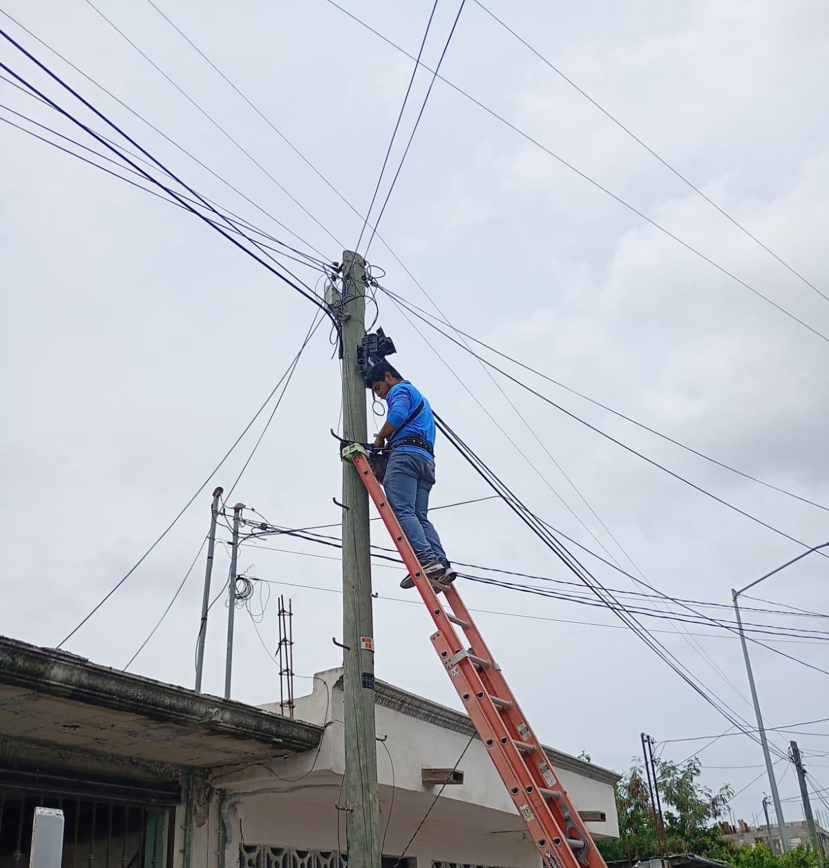 Técnico instalador MIZTON en poste